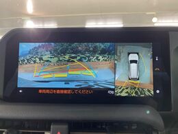 【パノラミックビューモニター】専用のカメラにより、上から見下ろしたような視点で360度クルマの周囲を確認することができます☆死角部分も確認しやすく、狭い場所での切り返しや駐車もスムーズに行えます。