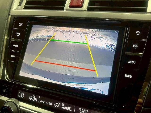 【カラーバックモニター】を装備しております。リアの映像がカラーで映し出されますので日々の駐車も安心安全です。