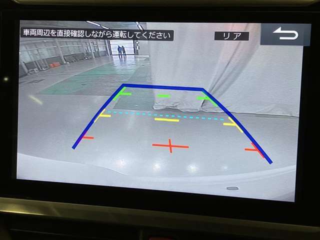 車庫入れなど後進運転時に死角をモニターで確認ができて安全です♪　ステアリング操作の参考になるガイド線も表示しますので車庫入れがニガテな方も安心ですネ！