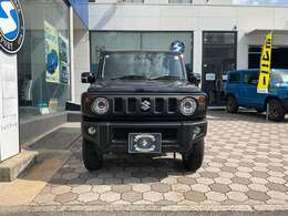 ジムニーらしさの象徴、5スロットグリルと丸型ヘッドランプ＆独立ターンランプ。