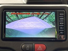 【バックカメラ】駐車時に後方がリアルタイム映像で確認できます。大型商業施設や立体駐車場での駐車時や、夜間のバック時に大活躍！運転スキルに関わらず、今や必須となった装備のひとつです！