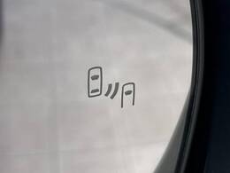 【ブラインドスポットモニター】走行中、ドアミラーの死角になりやすい箇所に後続車が接近するとサイドミラーのレンズに警告を表示！ドライバーに注意喚起をしてくれます。