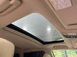 【サンルーフ】開放感たっぷりの希少装備、サンルーフが装着されています！車内に明かりを取り入れたり景色を楽しむ以外にも、車内の空気も簡単に換気できて快適です！