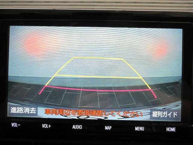 バックモニターで、駐車時に見えにくい後方をしっかり確認できます。