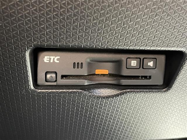 【ETC】有料道路を利用する際に料金所で停止することなく通過できる、ETC車載器（ノンストップ自動料金収受システム機器）が装備されています。セットアップを行うことで利用可能になります。