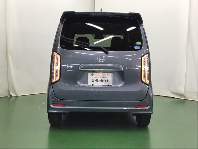汚れが付着しやすいリヤガラスにはリヤワイパーが付いています。フロントのワイパーがONの時はシフトレバーをリバースに入れるとリヤワイパーがリンクして作動、クリヤーな視界が保てます