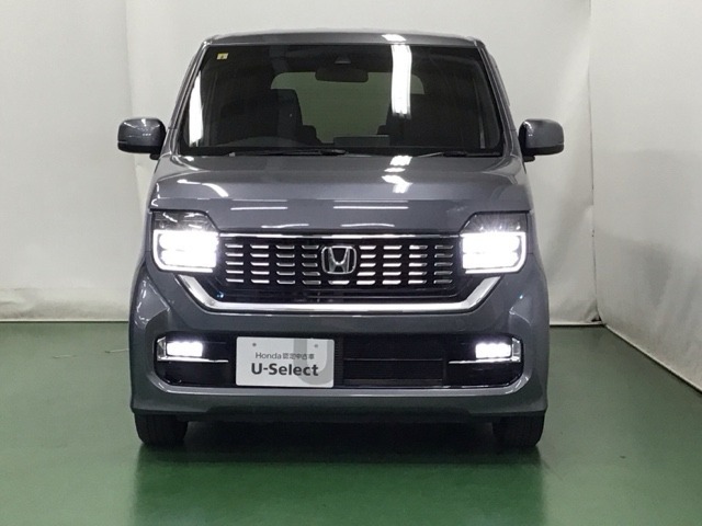 LEDヘッドライトを装備しています。LEDヘッドライトはとても明るく、雨の日や夜間走行も安全・安心です。オートライトコントロール付きで周囲の明るさに応じて自動で点灯・消灯します