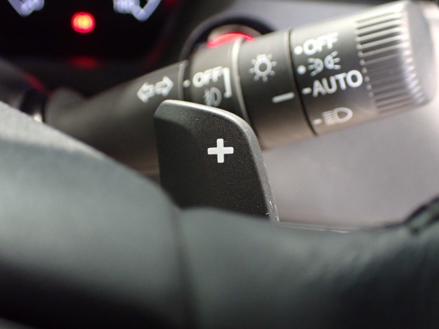 【減速セレクタースイッチ】指先操作だけで減速「減速セレクター」はハンドルの左右に取付された2つのスイッチで減速の強さを4段階で調整することができます。