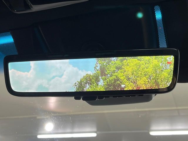 【デジタルインナーミラー】後席の大きな荷物や同乗者で後方が確認しづらい時でも安心！カメラが撮影した車両後方の映像をルームミラー内に表示。クリアな視界で状況の確認が可能です！