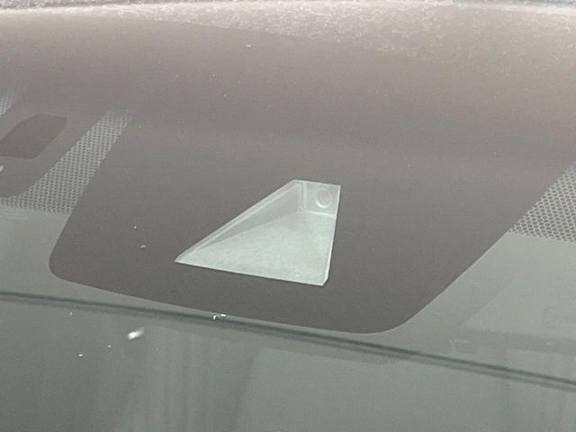 【【トヨタセーフティセンス】走行中に前方の車両等を認識し、衝突しそうな時は警報とブレーキで衝突回避と被害軽減をアシスト。より安全にドライブをお楽しみいただけます。