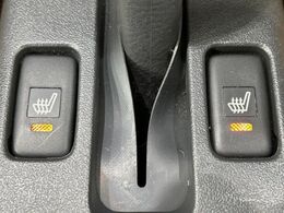 【シートヒーター】寒い日に重宝するシートヒーター！エアコンより早く温まってくれるので寒がりの人も安心ですね♪エアコンの温風は乾燥するから苦手、という方にもをおすすめです。