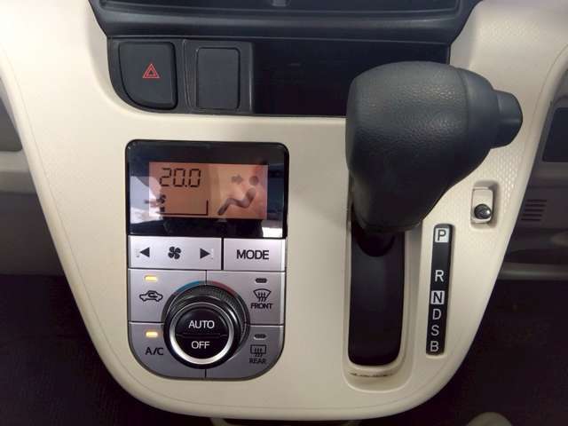 インパネ周りの使用感も少なく、状態の良いお車です！ご不明点やご来店のお際は是非お電話でご連絡下さい！オートエアコンなのでお好みの温度で快適ドライブ♪