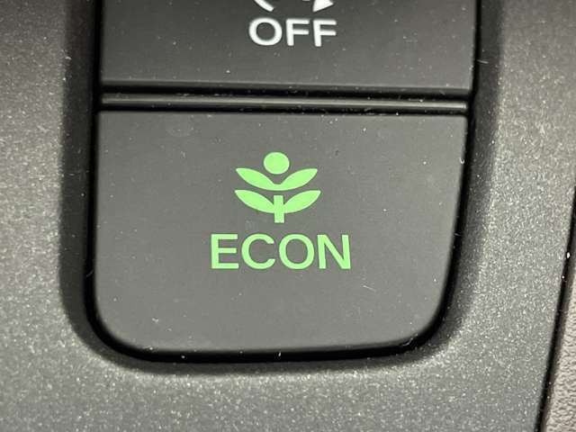 【ECONモード（イーコン）】クルマの動きを管理するシステムです。燃費を優先に自動制御されるもので、低燃費走行を自然にできるようになります。
