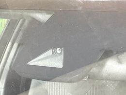 【トヨタセーフティセンス】走行中に前方の車両等を認識し、衝突しそうな時は警報とブレーキで衝突回避と被害軽減をアシスト。より安全にドライブをお楽しみいただけます。