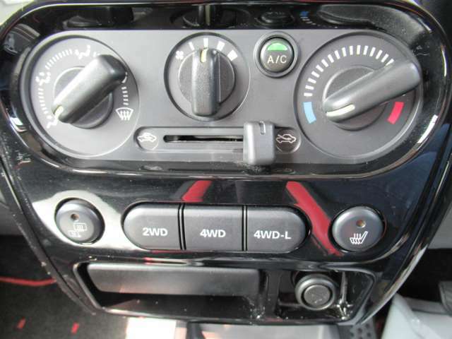 マニュアルエアコン＆2WD＝4WD切替スイッチ＆運転席シートヒーターが装備されております！