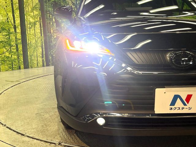 【LEDヘッドライト】悪天候や夜間走行時も良好な視界を確保し安心して運転できる高輝度LEDヘッドライトを装備！点灯速度が早く、消費電力も抑えられています。