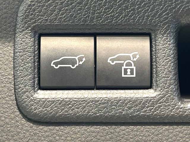 【パワーバックドア】スマートキーや運転席のボタンを押すだけでリアゲートが自動で開閉します！荷物を持っている時や、高い位置にあるバックドアを閉める際に便利な機能です♪