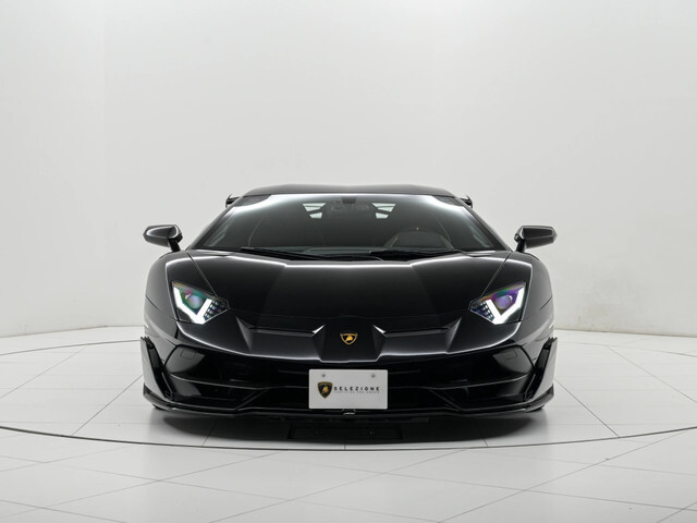「Nero Pegaso」は、光が当たると、微細なメタリック粒子がきらめき、車の曲線やエッジを美しく際立たせます。