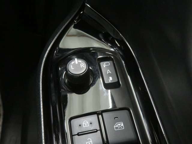 電動格納ミラー！ スイッチひとつでミラーを畳めます。