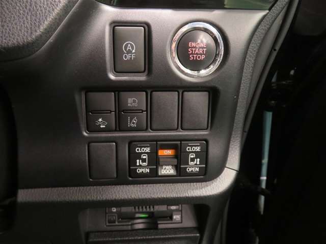 プッシュスタートスイッチでエンジン始動。スマートキーがあれば、ドアロックの操作も遠隔で行えます。