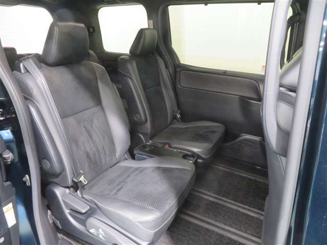 足元のスペースが広く、ゆったりくつろげるセカンドシート。