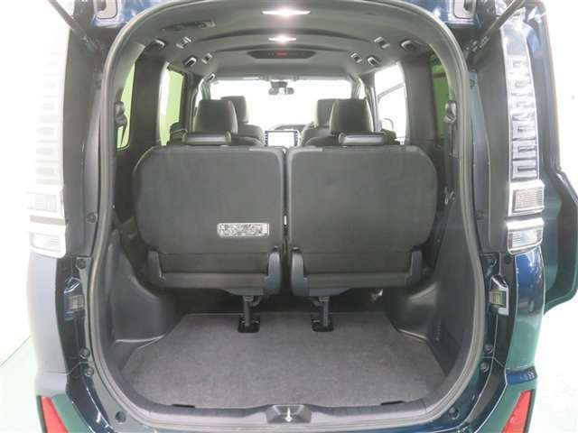 シートアレンジで広々使えるラゲッジスペース。たくさん荷物を載せる時、大人数で乗車する時で使い分け可能です☆