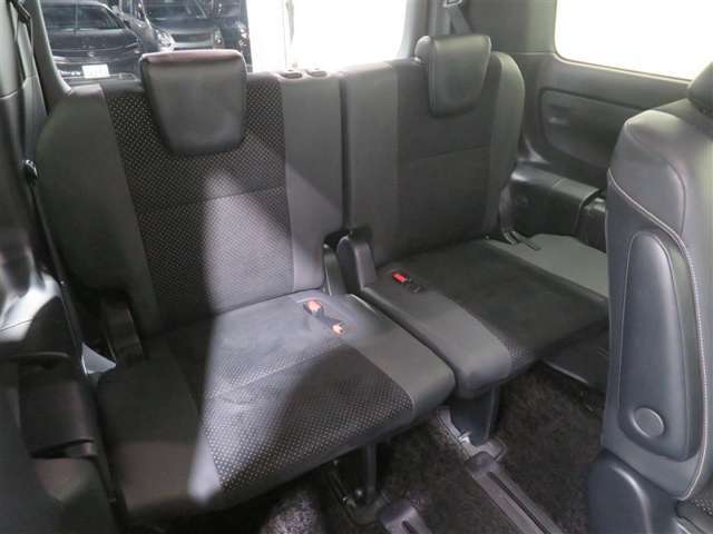 三列目シートを搭載。大人数でお出かけする時に助かりますね！