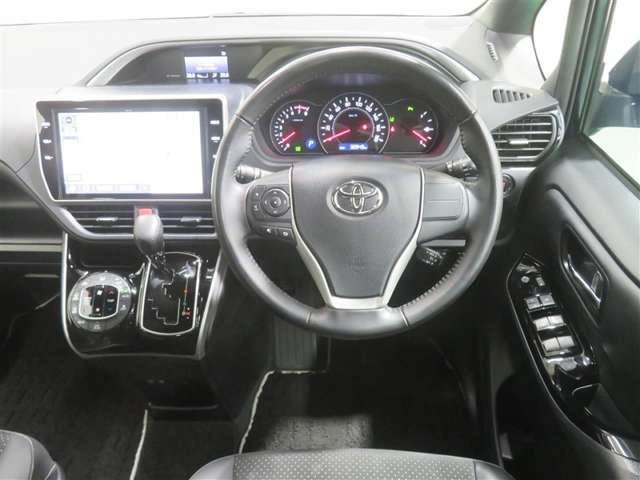 スイッチ類が使いやすく配置された、機能的なデザインのコックピット。