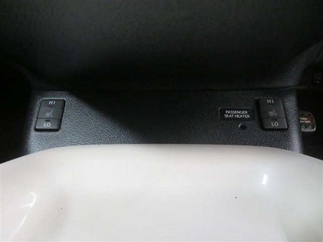 冬にうれしいシートヒーター付き。暖かいのはもちろん、エアコンの使用を抑えられるので低燃費にも貢献します！