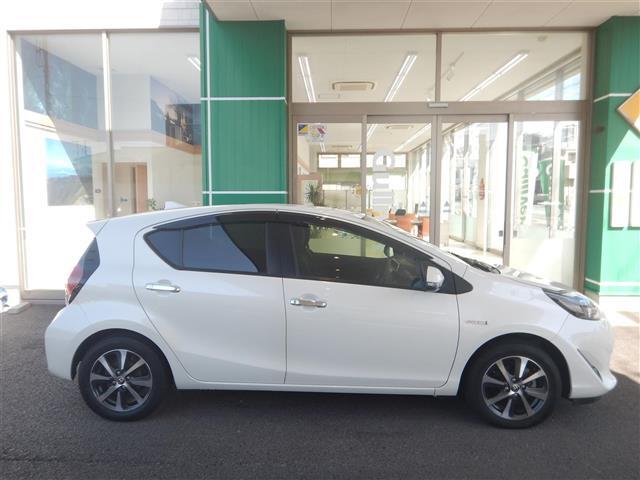 【右】商談ルームには「キッズスペース」を完備しています。DVD、ブロック、絵本、おままごとセット。お子様連れでも、ゆっくりとお車をお選びいただけます！