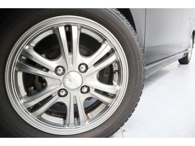 購入した車にオプションをつけた場合分割払いはどうなるの？　購入時に限り、新品ナビ・オーディオなども含め分割払いが可能となっております。詳しくは当店までご連絡ください！！