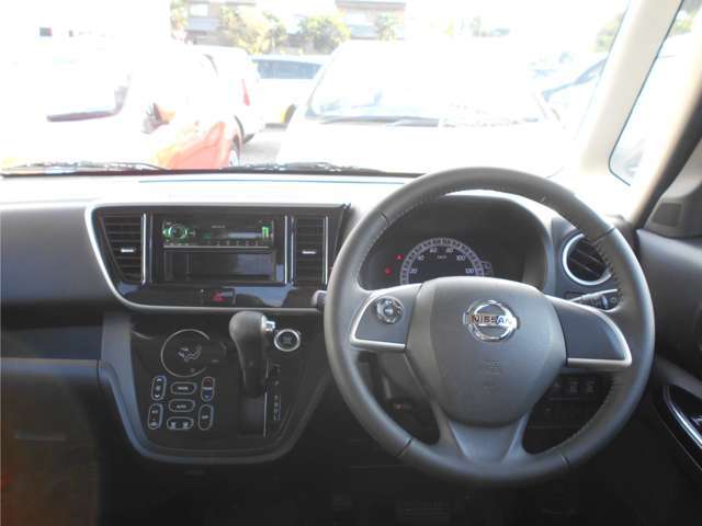 【車内消臭・除菌済】 こちらの車両は直接触れるハンドルやシフトノブ、車内の隅々まで消臭・除菌済です。