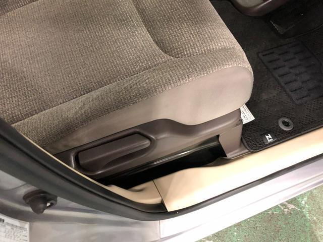 痛みの出やすい運転席シートの角、フロアマット、座面、ともに良好です