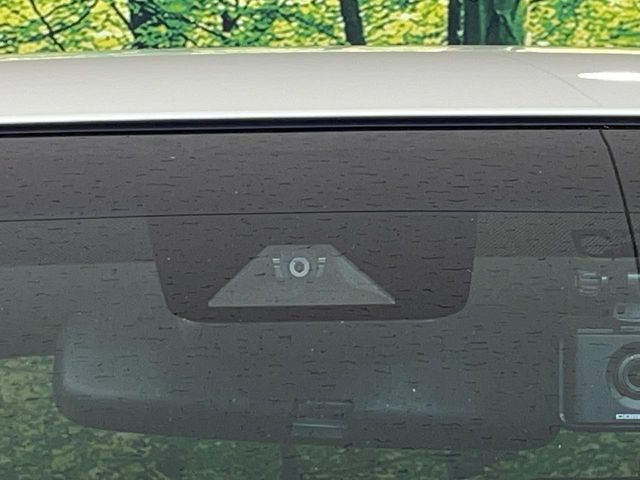 【プリクラッシュセーフティ】前方の車両等を検知し、衝突しそうな時は警報で注意を促し、ブレーキを踏む力をサポート。ブレーキを踏めなかった場合は衝突被害軽減ブレーキが作動、衝突回避をサポートします。