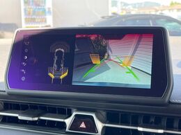 【バックカメラ】駐車時に後方がリアルタイム映像で確認できます。大型商業施設や立体駐車場での駐車時や、夜間のバック時に大活躍！運転スキルに関わらず、今や必須となった装備のひとつです！