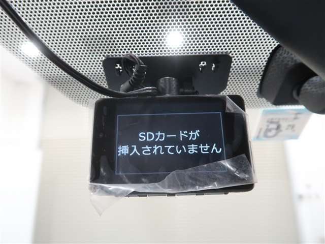 運転記録を残すドライブレコーダー。リアカメラ付きで後方録画もできます。
