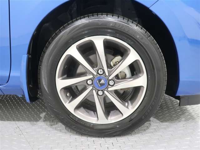 モデリスタアルミホイールが似合ってます。タイヤサイズは175/65R15　です。