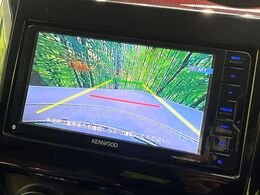 【バックカメラ】駐車時に後方がリアルタイム映像で確認できます。大型商業施設や立体駐車場での駐車時や、夜間のバック時に大活躍！運転スキルに関わらず、今や必須となった装備のひとつです！