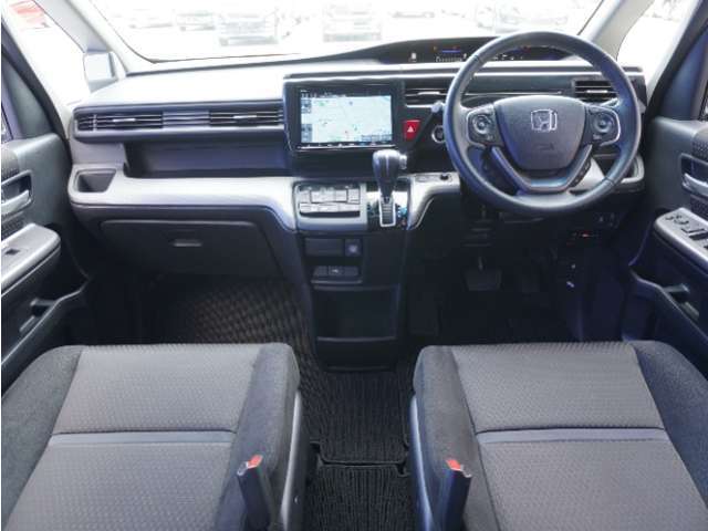視界広々で非常に運転しやすくロングドライブでも疲れを感じさせないすっきりとまとまったインパネ周りです。