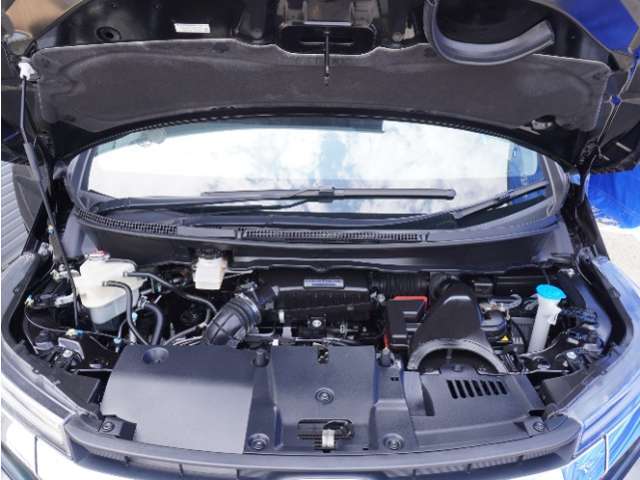 エンジンは車の心臓部分です。このエンジンルームが汚いとトラブルの基になります。当店は専用の液剤を使って徹底的に綺麗にします。