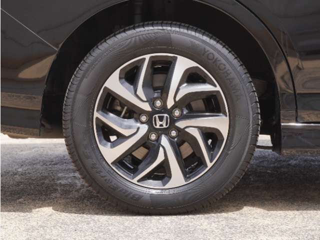 アルミホイール装着車です！これで足元まわりもおしゃれにきまります！