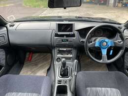 走行26000Km。2オーナー。純正5速MT。内外装共に良好で目を見張るコンディションの個体です。禁煙車なので嫌なニオイもありません。※純正ハンドルへの交換も可能です。