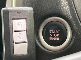 【インテリジェントキー】カバンやポケットに入れたままでもドアの施錠・解錠が可能なスマートキーを装備。エンジンのオン・オフ時もカギを取り出す必要が無いからとっても便利です♪