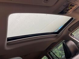 【サンルーフ】開放感たっぷりの希少装備、サンルーフが装着されています！車内に明かりを取り入れたり景色を楽しむ以外にも、車内の空気も簡単に換気できて快適です！