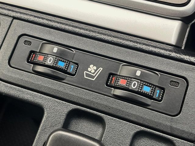 【シートベンチレーション】夏場は涼しい風でお尻や背中の熱やムレを防ぎ、冬はエアコンよりも早く温まってポカポカに！季節を問わず快適に過ごせます。