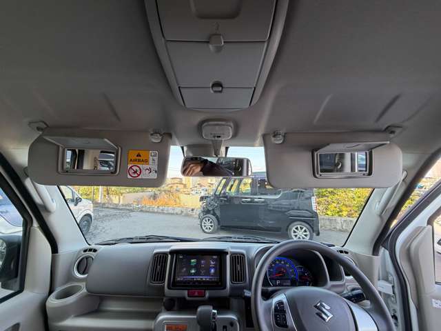 小さい鏡もついていますので、ちょっとしたお化粧直しにも★