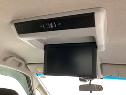 後部座席にリアモニターがあります。