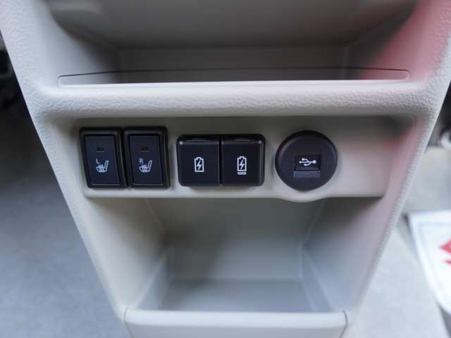 携帯の充電もでき、USBで音楽接続もできちゃいます、ドライブにばっちりの装備です