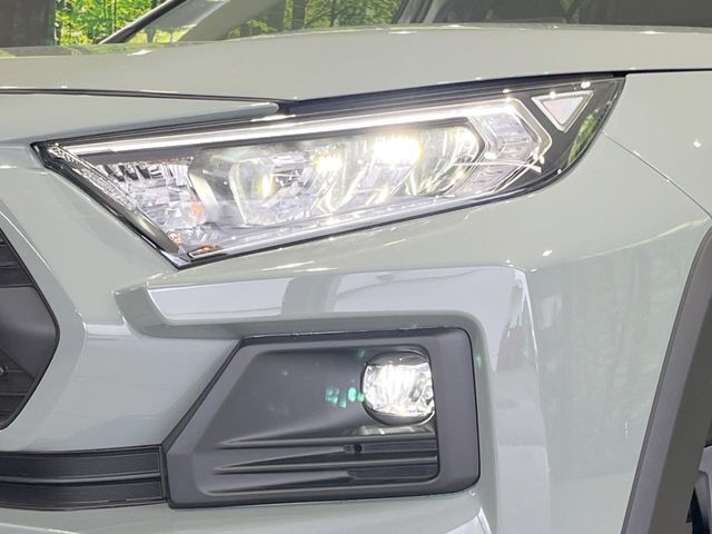 【LEDヘッドライト】悪天候や夜間走行時も良好な視界を確保し安心して運転できる高輝度LEDヘッドライトを装備！点灯速度が早く、消費電力も抑えられています。