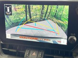 【バックカメラ】駐車時に後方がリアルタイム映像で確認できます。大型商業施設や立体駐車場での駐車時や、夜間のバック時に大活躍！運転スキルに関わらず、今や必須となった装備のひとつです！